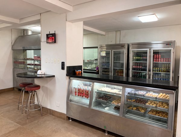 Balcão e vitrine da loja da Marília em Lourdes